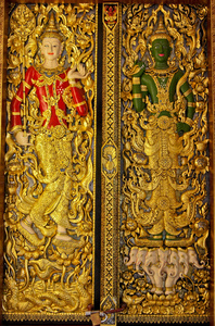 黄金雕刻古代门的寺庙泰国