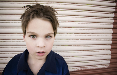 面无表情地盯着看发呆的男孩照片