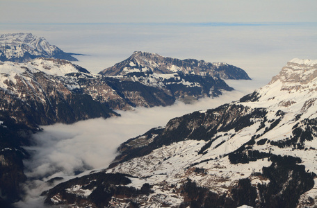 在高山峡谷中的云。铁力士山，英格堡瑞士