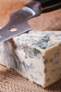 在厨房里的木板上的蓝纹奶酪 dorblu 特写