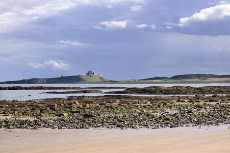 dunstanburgh 城堡从海滩