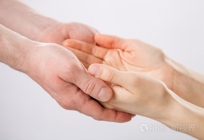 两个成对的手里捧着彼此