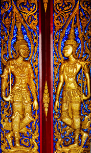 泰国气喘吁吁的木质门。在泰国的寺庙