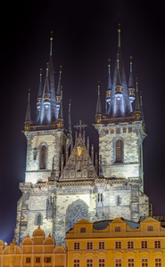 之前在夜间，布拉格，捷克共和国 tyn 圣母教堂