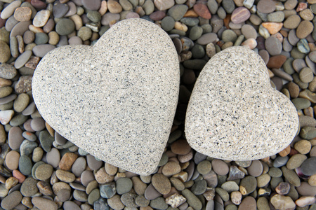在海中的小石头上，两颗心靠拢
