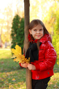 小女孩在秋天公园