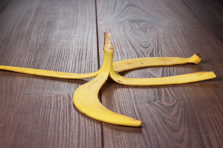 木制的桌子上的香蕉皮