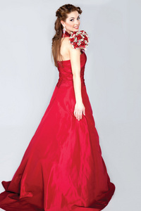 美丽优雅的新娘，在红色婚纱礼服摆姿势