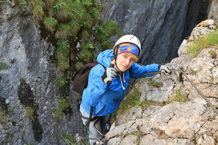 通过 ferrata 的女人