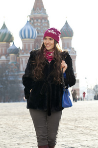 漫步在莫斯科红场的年轻女子