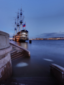 在日落时从涅瓦河和护卫舰blagodat的后裔圣彼得堡彼得罗夫斯基码头查看