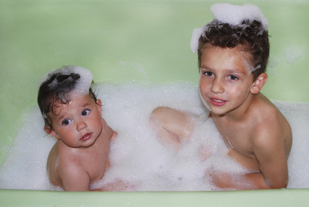 弟弟和妹妹洗澡洗个泡泡浴图片
