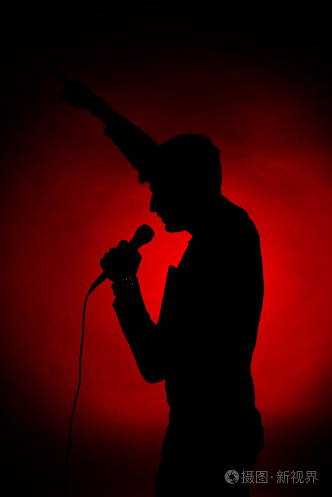 在深色背景上的音乐家剪影