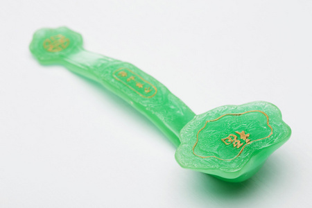 白色背景上的玉如意照片