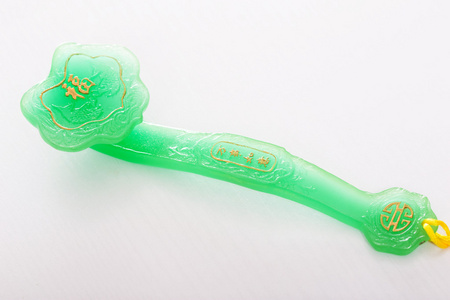 白色背景上的玉如意照片