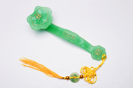 白色背景上的玉如意照片