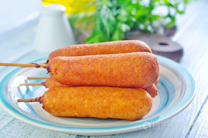 corndogs在盘子上