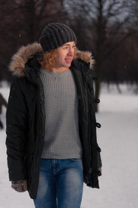 男子走在冬季公园