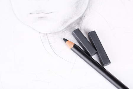 黑色的绘图木炭和铅笔在孤立的白色衬底上的图片