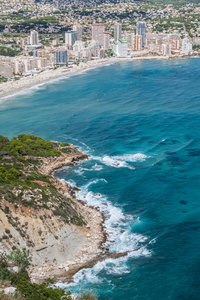 海岸线的地中海度假村 calpe，西班牙的海和湖