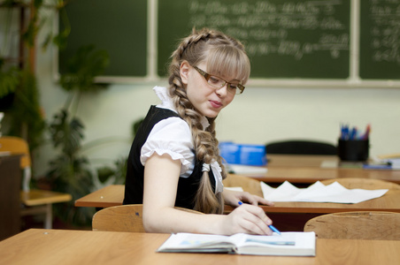 背景上的女学生