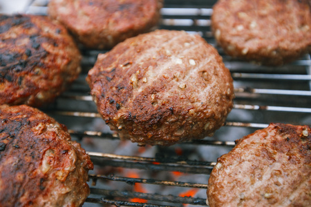 食品肉类牛肉汉堡上烧烤烧烤烧烤架火焰