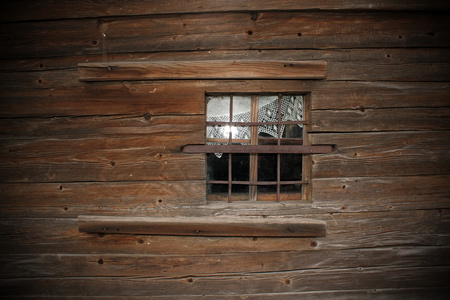 旧的木制教堂墙上的窗户