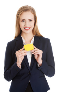 美丽的白种人业务女人抱着黄色空个人卡