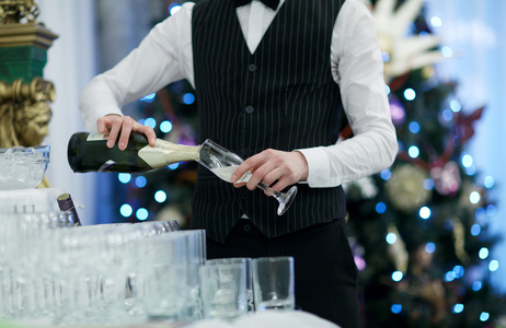 服务员浇注杯香槟酒