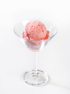 高足杯草莓冰激淋图片