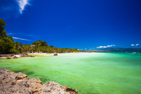 完美的热带海滩，用绿松石水在长滩岛