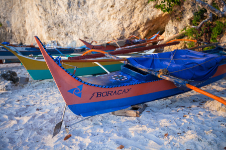 菲律宾船在菲律宾的长滩岛的白色沙滩上
