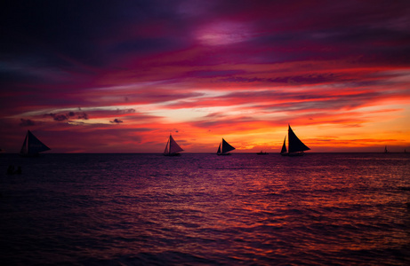 beau coucher de soleil incroyable avec le voilier  lhorizon dan