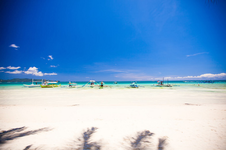 完美的热带海滩，碧绿的水 白色的沙滩和帆船