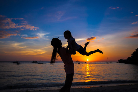 小女孩和她的母亲在日落时分岛长滩岛，菲律宾玩乐