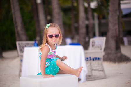 在热带的白色海滩上的小可爱女孩的画像