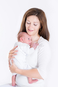 年轻漂亮的母亲抱着刚出生的婴儿