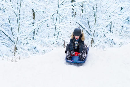 雪地里快乐欢笑的儿童雪橇