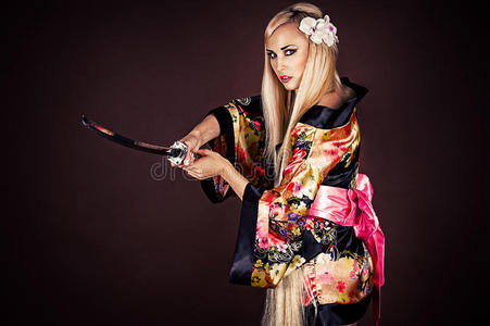 女武士被隔离在棕色上的武士剑女人照片