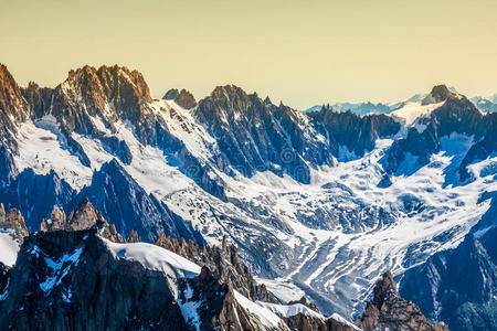 勃朗峰山体夏季景观从aiguille d