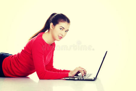 快乐的年轻女人在用她的笔记本电脑