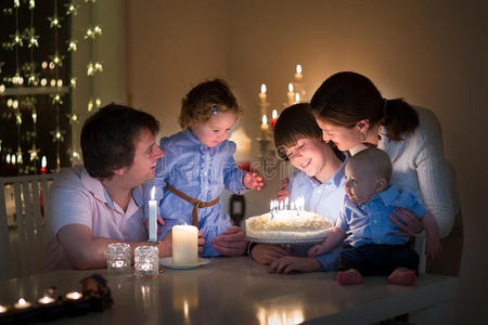 年轻的家庭庆祝他们儿子的生日
