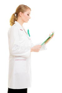 女医生穿着带听诊器的实验服。医学的