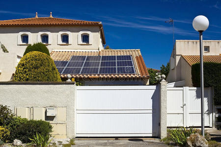 私人住宅屋顶上的太阳能电池板。