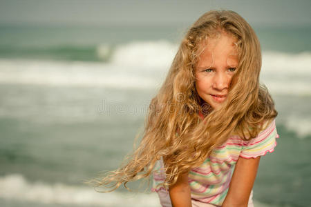 海滩上可爱快乐的微笑女孩