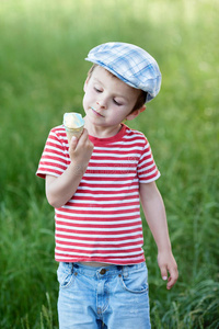 可爱的小男孩，在吃冰淇淋