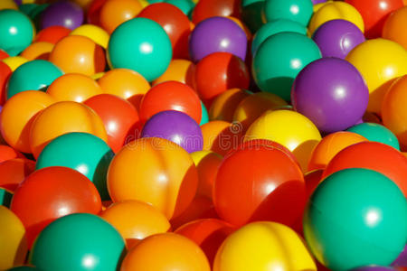 儿童游乐场的彩色塑料球