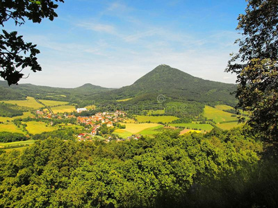 炎热的夏日早晨在森林小山之间。林峰