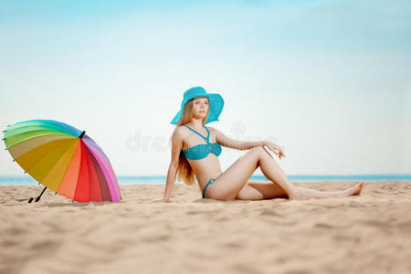 海边沙滩上的美女