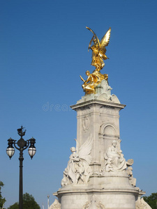 英国白金汉宫前的黄金雕像